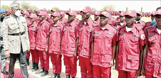  ?? ?? Makinde inspecting Amotekun corps in Ibadan