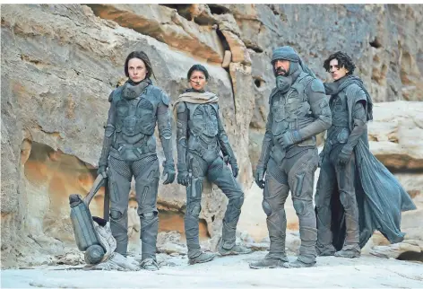  ?? FOTO: DPA ?? Rebecca Furguson (v.l.) als Lady Jessica Atreides, Zendaya als Chani, Javier Bardem als Stilgar und Timothee Chalamet als Paul Atreides in „Dune“.