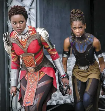  ?? PHOTO COURTOISIE MARVEL STUDIOS, MATT KENNEDY ?? Lupita Nyong’o (Nakia) et Letitia Wright (Shuri) dans Panthère noire, un film signé Marvel.