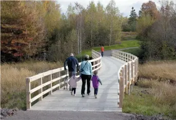  ??  ?? Les jeunes familles y compris les grands-parents peuvent passer de bons moments avec les enfants tellement il y a d’endroits paisibles dans la communauté.