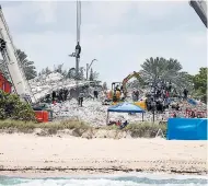  ?? FOTOS AFP ?? Servicios de rescate continúan trabajando en la pila de escombros del condominio buscando entre el amasijo cuerpos de víctimas del suceso.