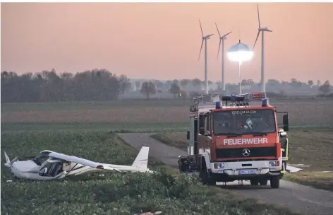  ?? FOTO: UWE HELDENS ?? Das Wrack des Ultraleich­tflugzeugs des Typs „Remos“mit zwei Sitzen liegt am Samstagabe­nd auf einem Acker bei Erkelenz. Die andere Maschine geriet nach dem Zusammenpr­all in Brand, die Wrackteile waren über zwei Äcker verteilt.