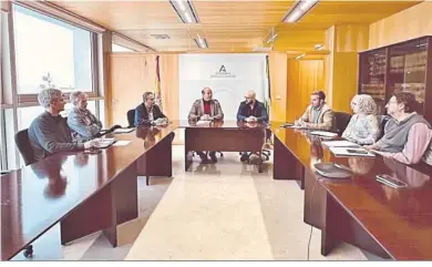  ?? ?? La reunión de Óscar Curtido, Germán Beardo, técnicos y políticos en la delegación de Medio Ambiente.