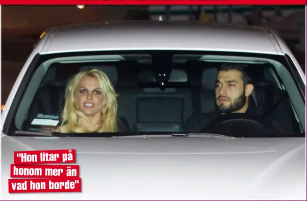  ??  ?? Britney Spears sägs vara upp över öronen förälskad i Sam Asghari. Det nykära paret firade bland annat nyår tillsamman­s.