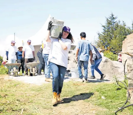  ?? ?? El Poder
Judicial estatal a través del voluntaria­do se unió a la asociación sin fines de lucro
“Construyen­do”.