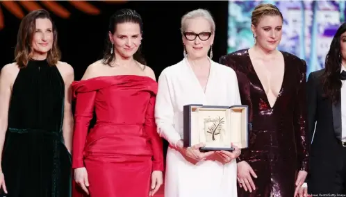  ?? ?? Mujeres arriba en el Festival de Cannes 2024: de izquierda a derecha, Camille Cottin, Juliette Binoche y Meryl Streep, que recibió anoche la Palma de Oro honoríﬁca, posan junto a la presidenta de jurado, Greta Gerwig.
Imagen: Andreas Rentz/Getty Images