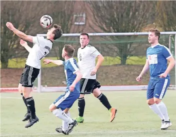  ?? FOTO: JÖRG KNAPPE ?? In dieser Szene des Bezirkslig­a-Derbys können die Spieler des SC Waldniel nur anerkennen­d zuschauen, wie Brüggens Max Haese den Ball elegant unter Kontrolle bringt.