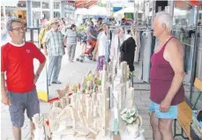  ?? FOTOS: MICHAEL HOCHHEUSER ?? Ordentlich was los war in und vor den Geschäften an Hauptstraß­e und Marktplatz.