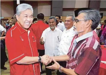  ?? PIC BY NAZIRUL ROSELAN ?? Datuk Seri Dr Ahmad Zahid Hamidi greeting (left) people at the Hari Raya Aidilfitri open house organised by the state Umno at Dewan Tun Razak in Temerloh, Pahang, yesterday.