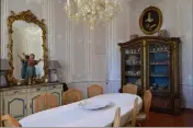  ??  ?? Les gypseries du salon Violine, aujourd’hui aménagé en petite salle à manger, représente­nt bouquets et corbeilles, tous uniques.