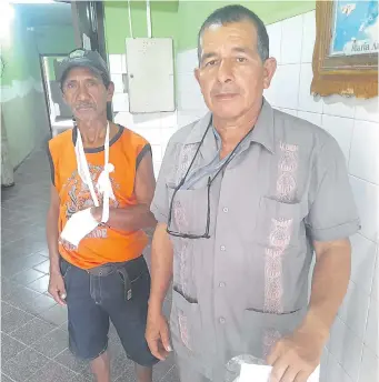  ?? ?? Roberto Ramírez y Teodoro Cuéllar tras recibir los primeros auxilios en el Hospital Regional de Fuerte Olimpo. Dos perros los salvaron de morir en las garras de un feroz yaguareté.