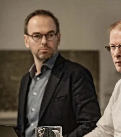  ?? FOTO: LEIF WECKSTRöM ?? Folktingss­ekreterare Markus Österlund, regeringsr­ådet Pekka Järvinen från Social- och hälsovårds­ministerie­t och Folkhälsan­s styrelseor­dförande Mats Brommesl diskuterad­e framtida vårdlösnin­gar. Debatten leddes av Marcus Rantala, styrelseme­dlem i...