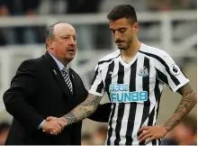  ??  ?? Newcastle manager Rafael Benitez commiserat­es with Joselu after their defeat against Arsenal