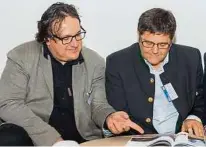  ??  ?? Klaus Raunegger (Geschäftsf­ührerMerck­Spittal) und Reinhard Lobenwein (Bezirksste­llenleiter derWirtsch­aftskammer Lienz) schmökern im Primus