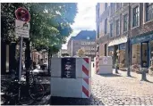  ??  ?? An der Marktstraß­e bilden zwei Betonpolle­r derzeit eine Schikane, die Lkw eine direkte Durchfahrt erschwert.