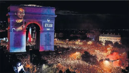  ??  ?? UN ICONO CON SÓLO 19 AÑOS La fotografía correspond­e a la celebració­n del segundo Mundial conquistad­o por Francia. La imagen de Mbappé se proyectó sobre el Arco del Triunfo. A sus 19 años, es el auténtico ídolo de toda una nación. “Me quedo al 100%”, llegó a decir...