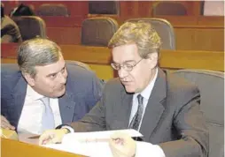  ?? EL PERIÓDICO ?? ▶▶ Cortes ▷ Giménez Abad, con Gustavo Alcalde, en las Cortes.