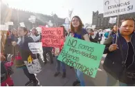  ??  ?? Inconforme­s. Mientras el Presidente confirma que no habrá más recursos a las estancias, padres y docentes protestan.