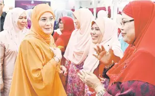  ?? — Gambar Bernama ?? MESRA: Tunku Azizah (dua kiri) bersalaman dengan orang ramai pada Sambutan Hari Wanita Pahang 2018, Kuantan semalam.