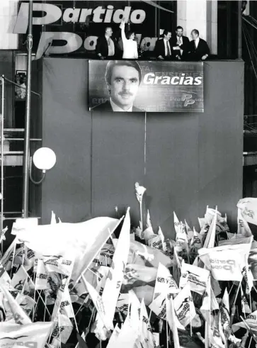  ?? EFE ?? Seguidores del PP festejan en Génova la victoria en las elecciones generales el 12 de marzo del año 2000