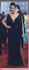  ??  ?? MARIASELA ÁLVAREZ Un modelo de Giannina Azar. Si vamos a elegir un vestido negro en la alfombra, pues que sea este. Nos encanta la onda disco y tambien vemos un poco de los 80s, que están de moda de nuevo. Azar supo jugar bien en el diseño y la...