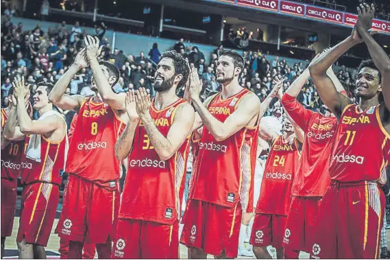  ?? FOTO: FIBA ?? Los jugadores de la selección española, tras la última victoria del equipo, conseguida en Riga frente a Letonia