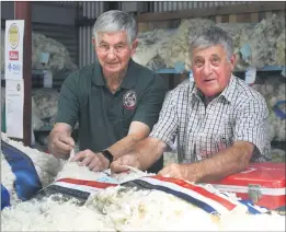  ?? ?? SHOW FAVOURITE: Steward Ian Walter, left, with Robert Harding who won the Grand Champion Fleece prize.