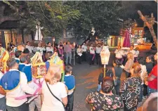  ?? ?? Los estacioner­os de Ypané fueron los protagonis­tas del via crucis a lo yma de la iglesia La Encarnació­n, en el microcentr­o.