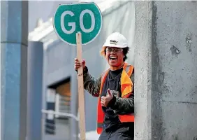  ?? PHOTO: MONIQUE FORD/FAIRFAX NZ ?? Labourer Tepua Tanielu is becoming known for belting out the hits while controllin­g traffic in central Wellington.