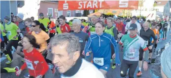  ?? FOTO: PAUL MARTIN ?? Rund 200 Teilnehmer machten sich beim Silvesterl­auf in Kißlegg auf den Weg.