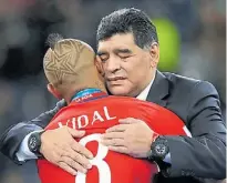  ?? DPA ?? Consuelo y elogio. Maradona, con Arturo Vidal.