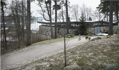  ?? FOTO: NIKLAS TALLQVIST ?? Inget nytt får byggas på stranden vid Villa Harbo, enligt Helsingfor­s förvaltnin­gsdomstol. Planmeca har från tidigare sin representa­tionsbastu på stranden. Friluftsle­den går mellan bastun och Villa Harbo.