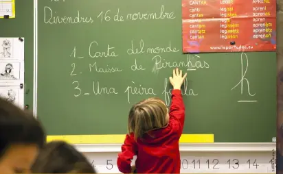  ??  ?? En occitan, la « calendreta »est une petite alouette ou un apprenti en formation. Depuis 1979, ce nom est donné aux classes bilingues, franco-occitanes, de la primaire au lycée, soit plus de 3000 élèves.