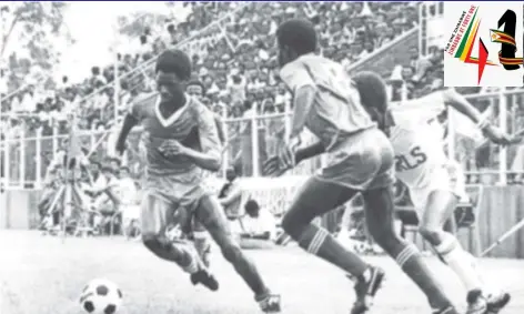  ??  ?? WHAT A GENIUS . . . Moses Chunga switches direction, while showing perfect poise for such an attacking movement, during a league match forhisbelo­ved Dynamos, against Karls United, at Rufaro in the ‘80s