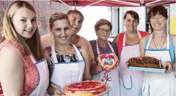  ?? Fotos: Siegfried P. Rupprecht ?? Alle Hände voll zu tun hatte das engagierte Kuchenteam. Es bot den Besuchern eine große Auswahl an süßen Backwaren.