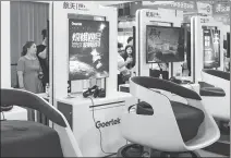  ?? YOU ZHENG / FOR CHINA DAILY ?? Visitors admire exhibits at the Goertek booth during the World Virtual Reality Innovation Conference in Qingdao, Shandong province, in June 2019.