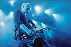  ?? FOTO: AMANN ?? Der Kanadier Devin Townsend zog das Publikum in seinen Bann, das sich zu gern von seinen anspruchsv­ollen Kompositio­nen verführen ließ.