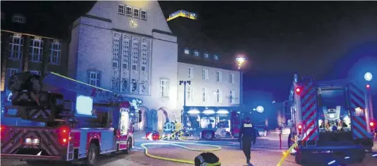  ?? BILD: Günther RICHTER ?? 25 Einsatzkrä­fte löschten das Feuer und verhindert­en ein weiteres Ausbreiten des Brandes im Rathaus.
