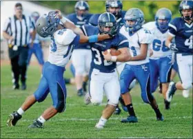  ?? TANIA BARRICKLO — DAILY FREEMAN ?? Saugerties’ Robert Trincellit­o looks to get past Valley Central’s Tim Swart during Friday’s game in Saugerties.