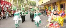  ?? PASAR ATOM FOR JAWA POS ?? SEMANGAT: Penampilan peserta marching band dari SMPN 1 Surabaya yang membawakan lagu-lagu perjuangan seusai upacara.