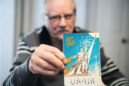  ?? QC PHOTOS BY BRANDON HARDER ?? Stan Ewert, a veteran ham radio operator from White City, Saskatchew­an, holds up a card from a ham radio operator in the former Soviet Union (above) and a remote northern ham radio station in the former Soviet Union (below). Over the years, Ewert has...