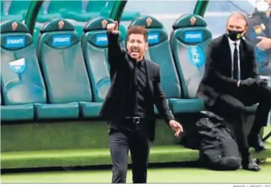  ?? MANUEL LORENZO / EFE ?? Diego Simeone gesticula en el área técnica del Martínez Valero.