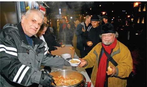  ?? FOTO HEIKO LEHMANN ?? Ingo Wilke verteilt mit seinem Team in der kalten Jahreszeit Essen an Menschen in Not.