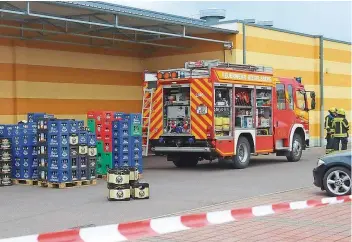  ?? FOTO: BECKER & BREDEL ?? Von einer „Stinkbombe“getroffene Bierkästen wurden ins Freie gebracht. Während des Einsatzes musste man davon ausgehen, dass es sich auch um eine gefährlich­ere chemische Substanz handeln könnte.