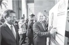  ??  ?? Home Minister Tan Sri Muhyiddin Yassin signing on a ‘Selamat Datang’ banner on his first day at the ministry yesterday. Also present is Ministry secretary-general Datuk Seri Alwi Ibrahim (left). - Bernama photo