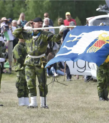  ??  ?? INVIGT. Kung Carl Gustaf deltog i invignings­ceremonin av Gotlands regemente P 18 i Visby.