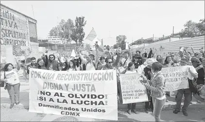  ??  ?? Damnificad­os Unidos recordó los 16 meses del sismo de 2017 con una marcha para exigir solución a sus demandas. Foto Luis Castillo