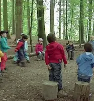  ??  ?? Asili nel bosco Si presentano formalment­e associazio­ni, in Veneto sono una decina