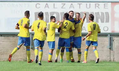  ??  ?? Festa La gioia dei giocatori del Levico dopo un gol segnato nella vittoria di domenica (foto Levico terme)