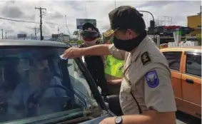  ??  ?? ACCIÓN. La Policía lanzó la campaña ‘Ciudadano Excelente’ en Santo Domingo.